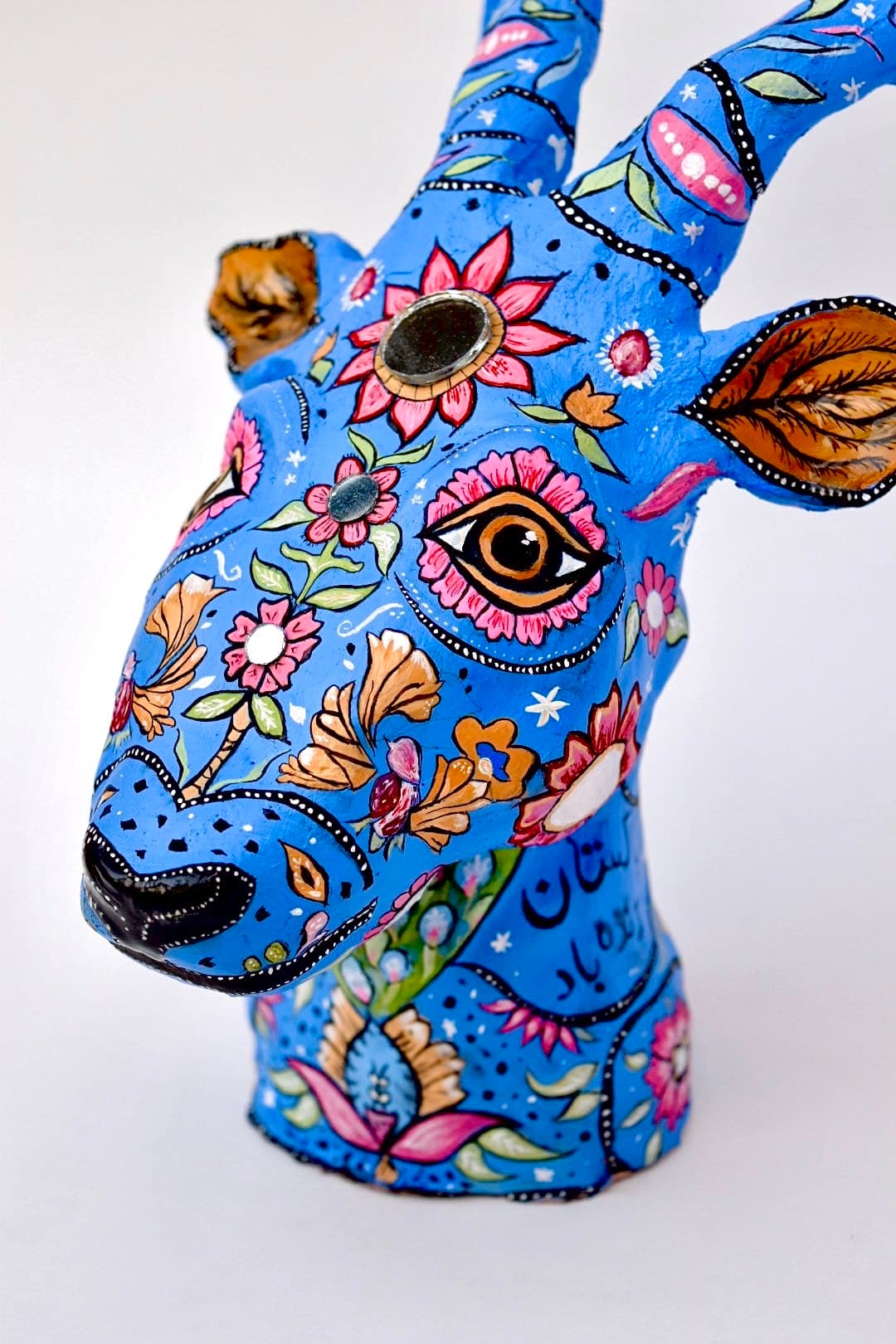 Gul-E-Markhor side profile with Urdu calligraphy